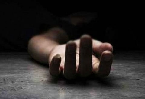 மோட்டார் சைக்கிள் மீது கார் மோதல்: கணவன் சாவு; மனைவி உயிர் ஊசல்