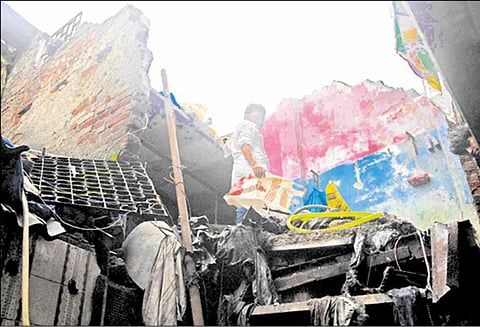 குடிசை வீடு இடிந்ததில் 4 வாலிபர்கள் உயிர் தப்பினர்