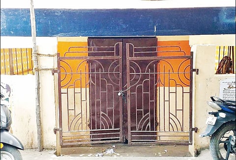 சேதமடைந்து பூட்டிக்கிடக்கும் சுகாதார வளாகத்தை சீரமைத்து பயன்பாட்டிற்கு விடவேண்டும்