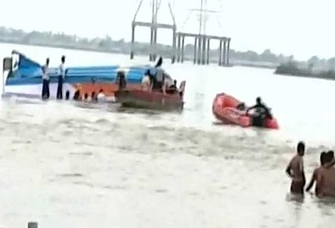 பலத்த காற்று, மழை காரணமாக ஆந்திராவில் படகு கவிழ்ந்ததில் மாயமான 7 பேரை மீட்கும் பணியில் பாதிப்பு