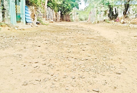 சேதமடைந்த சாலையை சீரமைக்காவிட்டால் மறியல் பொதுமக்கள் அறிவிப்பு