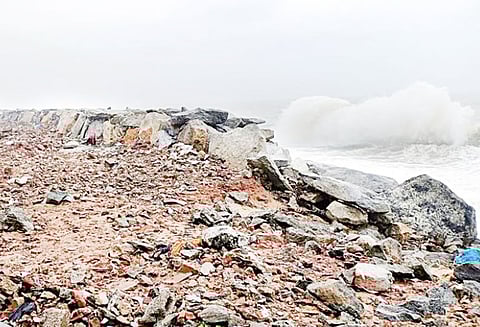 நித்திரவிளை அருகே கடல் சீற்றம்; ஊருக்குள் தண்ணீர் புகுந்தது