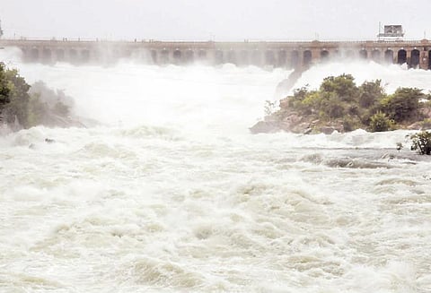 கர்நாடக அணைகளில் இருந்து தமிழகத்துக்கு வினாடிக்கு 1 லட்சம் கன அடி நீர் திறப்பு