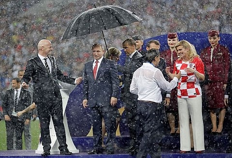 ரஷ்யாவில் ஒரு குடைதான் உள்ளதா? - புடினை கேலி செய்த ரசிகர்கள்