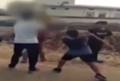 ஈவ் டீசிங் செய்த வாலிபரை பெரிய கம்பு ஒன்றால் விளாசிய இளம்பெண்; வைரலாகும் வீடியோ