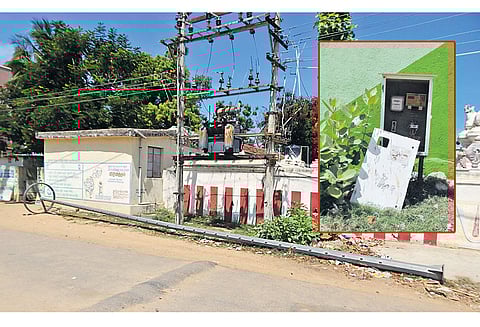 வார்தா புயலில் சேதம் அடைந்த உயர்மின் கோபுர விளக்கை சீரமைக்க பொதுமக்கள் கோரிக்கை