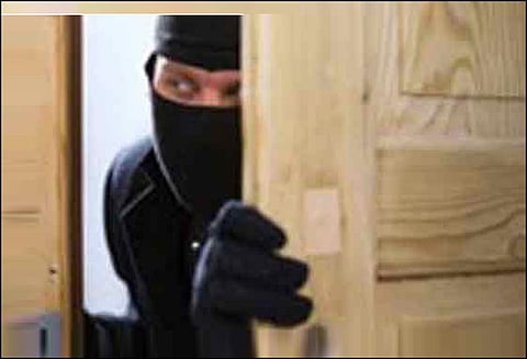 கூடுவாஞ்சேரியில் வீட்டின் பூட்டை உடைத்து 49 பவுன் நகை, வெள்ளி பொருட்கள் திருட்டு