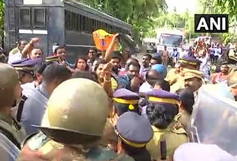 கேரளாவில் சசி தரூர் வருகைக்கு எதிர்ப்பு; கருப்பு கொடி காட்டிய பாரதீய ஜனதா தொண்டர்கள்