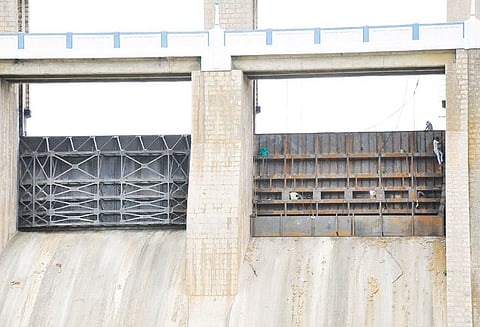 கிருஷ்ணகிரி அணை புதிய ஷட்டரில் வெல்டிங் பணிகள் நிறைவு