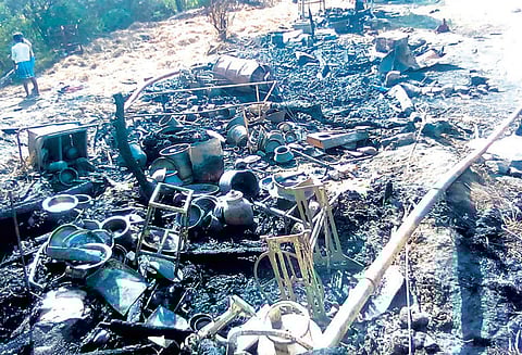 பிரம்மதேசம் அருகே கியாஸ் சிலிண்டர் வெடித்து 3 வீடுகள் தீயில் எரிந்து சாம்பல்