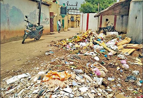 உத்தமபாளையத்தில் குப்பைகளை அகற்றாததால் சுகாதாரக்கேடு