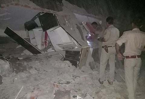 டெல்லி அருகே கட்டிடம் இடிந்து விழுந்து விபத்து: 3 உடல்கள் மீட்பு, மேலும் பலர் சிக்கியிருக்கலாம் என அச்சம்