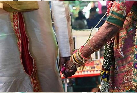 திருமணத்திற்கு மறுத்த என்ஜினீயரை பெண்ணின் உறவினர்கள் துப்பாக்கிமுனையில் கடத்திச் சென்றனர்