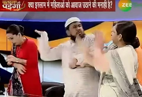 டிவியின் நேரலையில் பெண் வக்கீலை கன்னத்தில் அறைந்த மவுலானா இஜாஸ் கஸ்மி