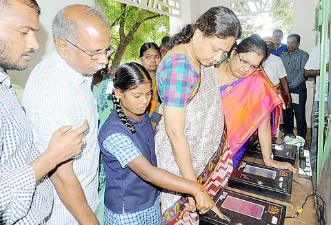 அரசு பள்ளிகளில் மாணவ–மாணவிகளின் வருகையை பயோமெட்ரிக் முறையில் பதிவு
