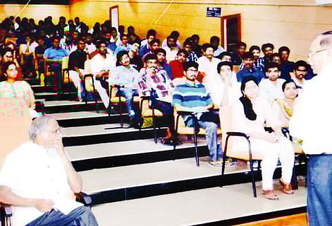 கதிர்வீச்சின் தாக்கத்தால் பாதிப்பு செல்போனில் அதிக நேரம் பேசுவதை தவிர்க்க வேண்டும்