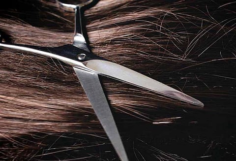 வடமதுரை அருகே, முன்விரோதத்தில் பக்கத்து வீட்டு பெண்ணின் முடியை வெட்டியவர் கைது