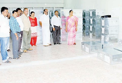 அரியலூர் மாவட்டத்திற்கு புதிய மிண்ணனு வாக்குப்பதிவு எந்திரத்திற்கான கட்டுப்பாட்டு கருவிகள் வருகை