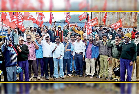 போக்குவரத்து தொழிற் சங்கத்தினர் ஆர்ப்பாட்டம்