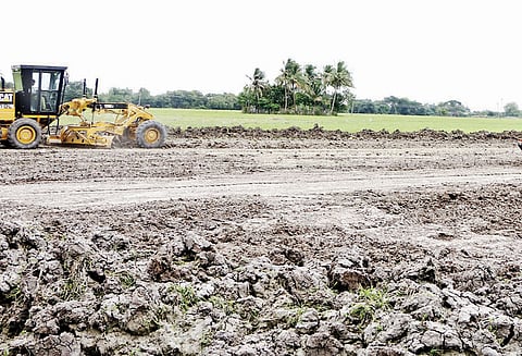 ரூ.3,517 கோடியில் நான்கு வழிச்சாலை: நிலம் கையகப்படுத்தப்பட்ட இடத்தை சமன்படுத்தும் பணிகள் தீவிரம்