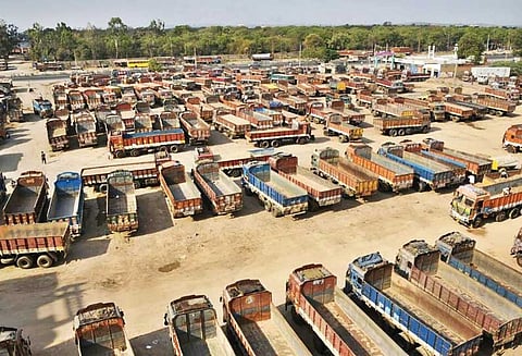 லாரிகள் வேலை நிறுத்தம் துவங்கியது: அத்தியாவசிய பொருட்களின் விலை உயரும் அபாயம்