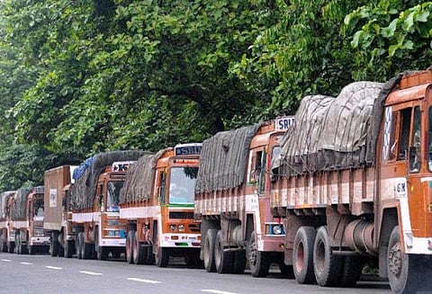 மத்திய மந்திரியுடன் நடத்திய பேச்சுவார்த்தை தோல்வி: திட்டமிட்டபடி இன்று லாரிகள் வேலை நிறுத்தம்