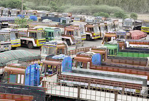 வேலை நிறுத்த போராட்டத்தால் பெரம்பலூர்-அரியலூர் மாவட்டங்களில் லாரிகள் ஓடவில்லை