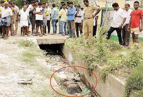 நாமக்கல்லில் சாக்கடை கால்வாயில் பிணமாக கிடந்த கூலித்தொழிலாளி