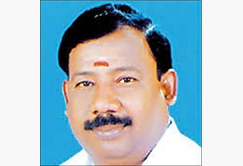 உளுந்தூர்பேட்டை பேரூராட்சியில் ரூ.5 கோடி மதிப்பில் புதிதாக தார் சாலை அமைக்கப்படும்: குமரகுரு எம்.எல்.ஏ. தகவல்