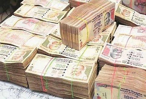 புனேவில் பழைய ரூபாய் நோட்டுக்கள் கட்டுக்கட்டாக பறிமுதல், காங். கவுன்சிலர் உட்பட 5 பேர் கைது