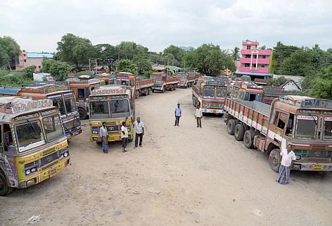 2-வது நாளாக வேலை நிறுத்தம்: 95 சதவீத லாரிகள் ஓடவில்லை