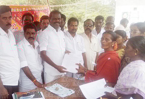 உதவித்தொகை நிறுத்தப்பட்ட முதியோர்கள் எம்.எல்.ஏ.விடம் வாக்குவாதம்