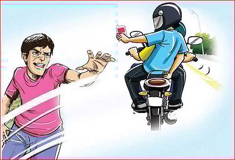 வேலூர் ஆற்காடு சாலையில் மேற்கு வங்காள வாலிபரிடம் செல்போன் பறிப்பு