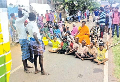 ஊத்துக்கோட்டை அருகே குடிநீர் கேட்டு காலி குடங்களுடன் பொதுமக்கள் சாலை மறியல்