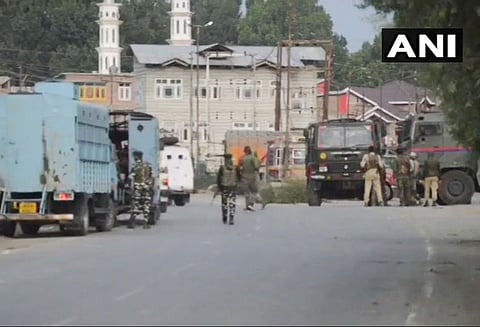 காஷ்மீரில் தேடப்பட்ட 3 தீவிரவாதிகள் சுட்டுக்கொலை