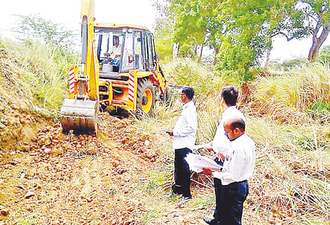 திருவாரூர் அருகே பாசன வாய்க்கால்கள் தூர்வாரும் பணி அதிகாரி ஆய்வு