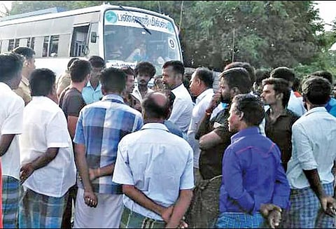 வேலைக்கு சென்ற இளம்பெண் மாயம்: தனியார் மில் பஸ்களை சிறைபிடித்து உறவினர்கள் போராட்டம்