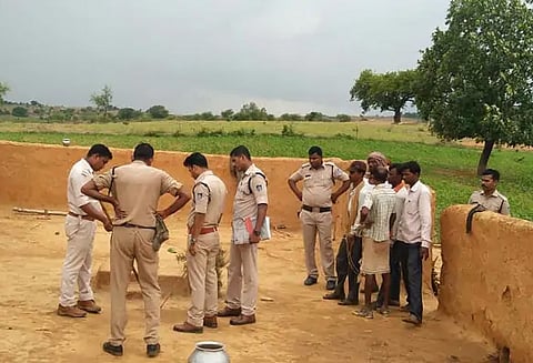 குழந்தையை கடத்த வந்ததாக கருதி மனநலம் பாதிக்கப்பட்ட பெண் அடித்துக்கொலை