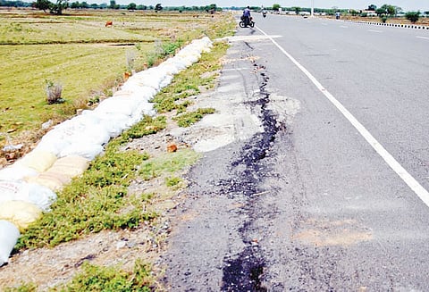 தஞ்சை அருகே புறவழிச்சாலையில் விரிசல் மண் சரிவை தடுக்க மணல் மூட்டைகள் அடுக்கி வைப்பு