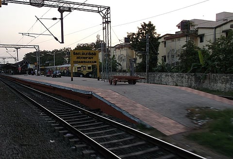 கோடம்பாக்கம்-மாம்பலம் இடையே உயர் மின் அழுத்த கம்பி அறுந்தது; புறநகர் ரெயில் சேவை பாதிப்பு