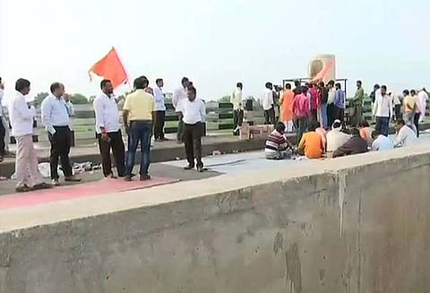 மராத்தா பந்த்தில் வன்முறை வெடித்தது; 2 தீயணைப்பு வாகனங்கள் தீ வைத்து எரிப்பு