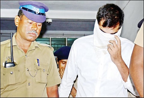 ஆசை வார்த்தை கூறி இளம்பெண் கற்பழிப்பு: சூலூர் விமானப்படை ஊழியர் கைது