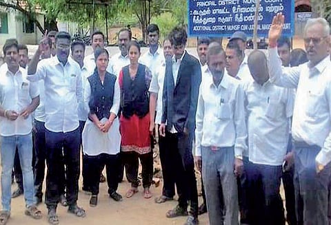 மணல் குவாரி அமைக்க எதிர்ப்பு தெரிவித்து மானாமதுரையில் கடையடைப்பு