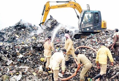 நாகர்கோவில் குப்பைக்கிடங்கில் 2- வது நாளாக தீயை அணைக்க போராட்டம்