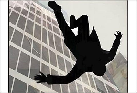 ராயபுரத்தில் 2-வது மாடியில் இருந்து தவறி விழுந்து வாலிபர் சாவு