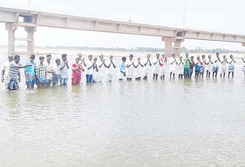 கொள்ளிட ஆற்றில் வந்த தண்ணீரை நீராதார பாதுகாப்பு குழுவினர் மலர்தூவி வரவேற்பு