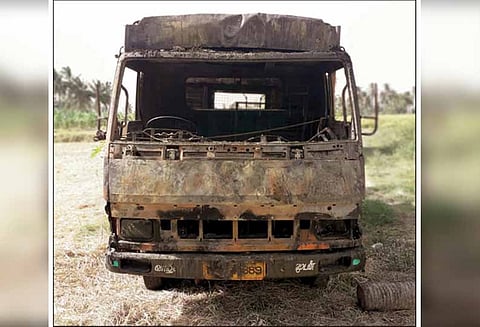 வைக்கோல் ஏற்றிச்சென்ற மினிலாரி தீப்பிடித்து எரிந்து நாசம்