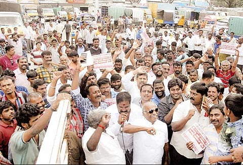 6-வது நாளாக லாரிகள் வேலை நிறுத்தம்: யஷ்வந்தபுரம் ஏ.பி.எம்.சி. மார்க்கெட்டுக்கு சரக்குகள் வருகை குறைந்தது