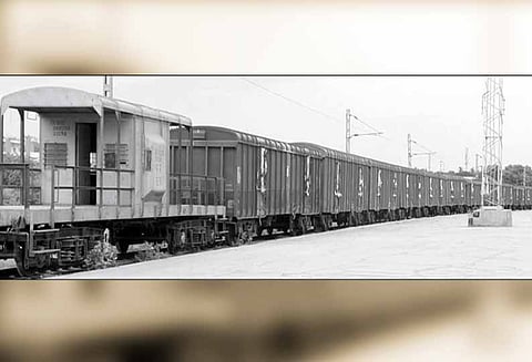 லாரிகள் வேலை நிறுத்தம் எதிரொலி: 6 நாட்களாக நின்ற சரக்கு ரெயில் சென்னை சென்றது