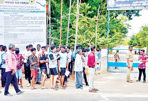 தஞ்சையில் விமானப்படைக்கு 2–ம் கட்டமாக ஆட்கள் தேர்வு 2,400 இளைஞர்கள் பங்கேற்பு